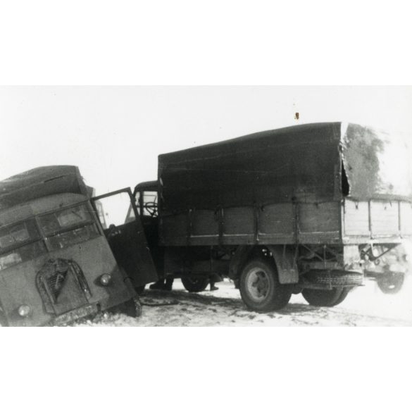 2 darab fotó, Junkers Ju-52 3M  sérült, lelőtt katonai repülőgép német náci jelzéssel, katonai teherautók, Szovjetunió, 2. világháború, német katona egyenruhában, aviatika, 1940-es évek, Horthy-korszak, Eredeti fotó, papírkép.  
