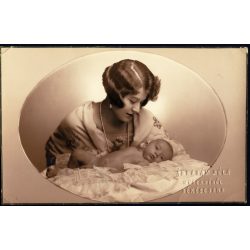   Ábrahám Béla műterme, elegáns anya kisfiával, Békéscsaba, gyerek, ékszer, gyöngysor, nő, 1928, 1920-as évek, Horthy-korszak, Eredeti fotó, hátulján feliratozott, mélynyomóval jelzett papírkép.  