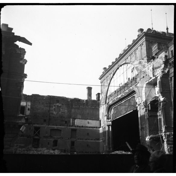 9 darab fotó negatív! A Nemzeti Színház épülete a megkezdett bontás idejében, Budapest, Blaha Lujza tér, VIII. kerület, Józsefváros, szocializmus, 1960-as évek,  Eredeti nagyobb méretű fotó negatív! 