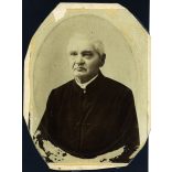 Nagyobb méret, Barthalomaeidész János evangélikus lelkész portréja, Nyíregyháza, pap, egyház, vallás,  1880-as évek, monarchia, Eredeti fotó, kartonra ragasztott papírkép sérülésekkel. 