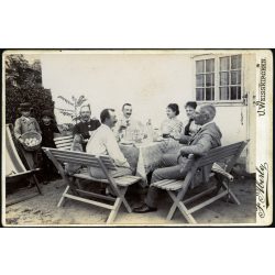   Franz Aberle műterme, Ung. Weisskirchen, Fehértemplom, (Vajdaság, Ung. Weisskirchen, ma: Bela Crkva, Szerbia), úri társaság a kertben, katonatiszt, egyenruha, kutya, bor, sör, monarchia, 1890-es évek, Eredeti kabinetfotó. 