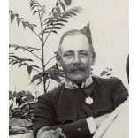 Franz Aberle műterme, Ung. Weisskirchen, Fehértemplom, (Vajdaság, Ung. Weisskirchen, ma: Bela Crkva, Szerbia), úri társaság a kertben, katonatiszt, egyenruha, kutya, bor, sör, monarchia, 1890-es évek, Eredeti kabinetfotó. 