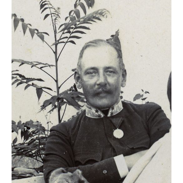 Franz Aberle műterme, Ung. Weisskirchen, Fehértemplom, (Vajdaság, Ung. Weisskirchen, ma: Bela Crkva, Szerbia), úri társaság a kertben, katonatiszt, egyenruha, kutya, bor, sör, monarchia, 1890-es évek, Eredeti kabinetfotó. 