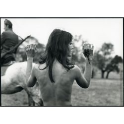   Nagyobb méret, jelenet Jancsó Miklós Még kér a nép (Red Psalm) című filmjéből. katona puskával, meztelen nő sérült kézzel, mozi,  1972., 1970-es évek, szocializmus, Eredeti fotó, sorszámozott papírkép.   