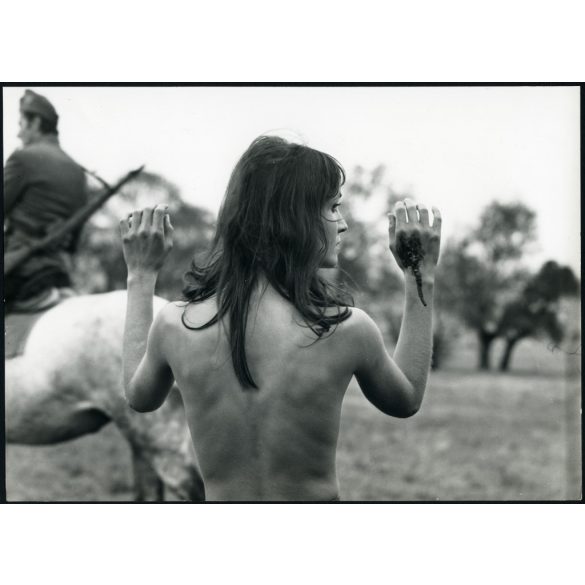 Nagyobb méret, jelenet Jancsó Miklós Még kér a nép (Red Psalm) című filmjéből. katona puskával, meztelen nő sérült kézzel, mozi,  1972., 1970-es évek, szocializmus, Eredeti fotó, sorszámozott papírkép.   