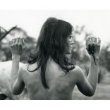 Nagyobb méret, jelenet Jancsó Miklós Még kér a nép (Red Psalm) című filmjéből. katona puskával, meztelen nő sérült kézzel, mozi,  1972., 1970-es évek, szocializmus, Eredeti fotó, sorszámozott papírkép.   