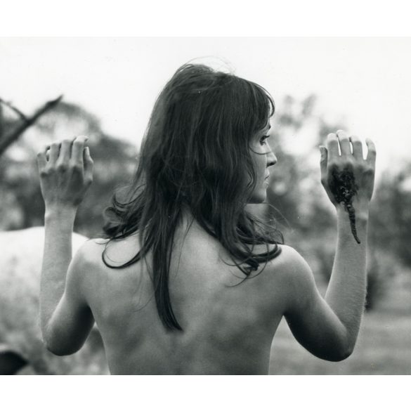 Nagyobb méret, jelenet Jancsó Miklós Még kér a nép (Red Psalm) című filmjéből. katona puskával, meztelen nő sérült kézzel, mozi,  1972., 1970-es évek, szocializmus, Eredeti fotó, sorszámozott papírkép.   
