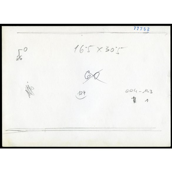 Nagyobb méret, jelenet Jancsó Miklós Még kér a nép (Red Psalm) című filmjéből. katona puskával, meztelen nő sérült kézzel, mozi,  1972., 1970-es évek, szocializmus, Eredeti fotó, sorszámozott papírkép.   