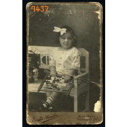   Erdős Sándor műterme, kislány abakusszal, számológép, masni, játék, Budapest, portré, 1913, Eredeti CDV, vizitkártya fotó.  