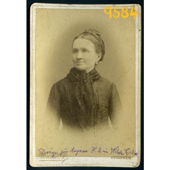 Becske műterem, Veszprém, elegáns hölgy portréja, divat, 1890-es évek, Eredeti kabinet fotó.  