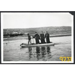   katona, egyenruha, 2. világháború, átkelés ladikon, Tisza folyó, Magyarország, 1940-es évek, Eredeti fotó, papírkép. 